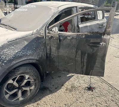 Пошкоджена автівка на АЗС в Київському районі Харкова після влучання російського дрона, 2 липня 2026 року