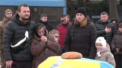 Із солдатом Василем Степанюком попрощались у Рівному Із солдатом Василем Степанюком попрощались у Рівному