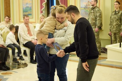 Сім'я полеглого волинського прикордонника отримала житловий сертифікат від президента Сім'я полеглого волинського прикордонника отримала житловий сертифікат від президента