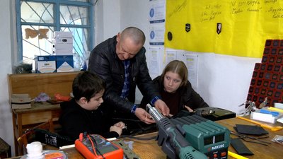 Ветеран з Вінниччини разом зі школярами виготовляє дрони для військових Ветеран з Вінниччини разом зі школярами виготовляє дрони для військових