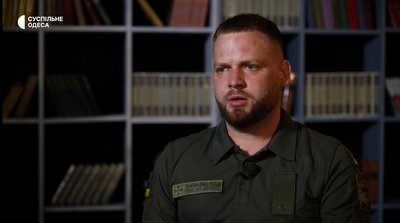 Проводить ампутації, дістає уламки та накладає гіпс: історія дантиста з Одеси, який пішов на війну Проводить ампутації, дістає уламки та накладає гіпс: історія дантиста з Одеси, який пішов на війну
