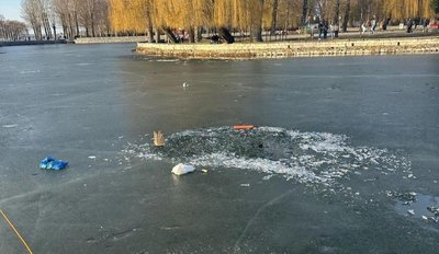 лід, тонкий лід, замерзлий став лід, тонкий лід, замерзлий став