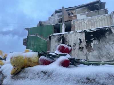 Вивозять речі та шукають тварин: що відбувається на місці влучання ракети по будинку у Полтаві Вивозять речі та шукають тварин: що відбувається на місці влучання ракети по будинку у Полтаві