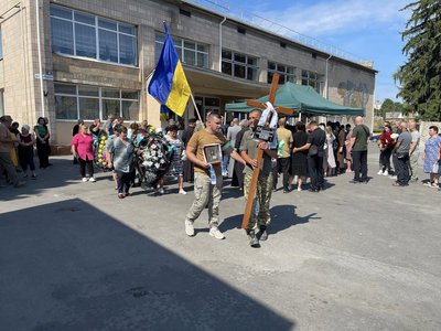 На Черкащині попрощались із захисником, який поліг на Харківщині На Черкащині попрощались із захисником, який поліг на Харківщині