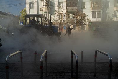 У Києві прорвало тепломережу: вулиці затягнув густий пар від гарячої води У Києві прорвало тепломережу: вулиці затягнув густий пар від гарячої води