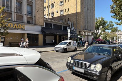 Авто на вулиці Степана Бандери у Чернівцях Авто на вулиці Степана Бандери у Чернівцях