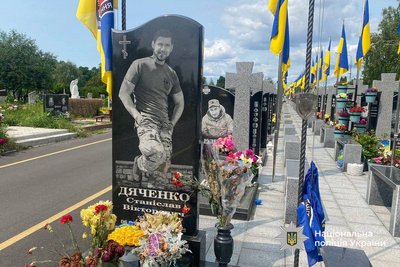 У Черкасах затримали підозрюваного у нарузі над могилами загиблих спецпризначенців У Черкасах затримали підозрюваного у нарузі над могилами загиблих спецпризначенців