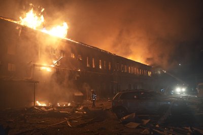Пожежа на підприємстві у Новобаварському районі Харкова після влучання "Шахеда", 28 січня 2025 року Пожежа на підприємстві у Новобаварському районі Харкова після влучання "Шахеда", 28 січня 2025 року