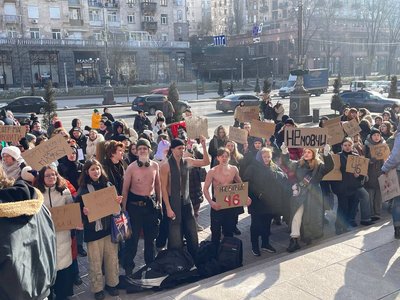 "Підтримую 46" та "Не мовчи" під Молодим Театром триває мітинг проти сексуального насильства в театрах "Підтримую 46" та "Не мовчи" під Молодим Театром триває мітинг проти сексуального насильства в театрах