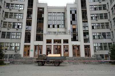У Держпромі у Харкові вилетіли вікна та вітражі після авіаудару поблизу вночі 8 листопада У Держпромі у Харкові вилетіли вікна та вітражі після авіаудару поблизу вночі 8 листопада