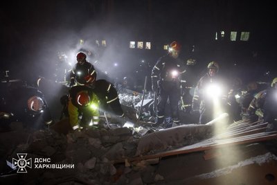 Рятувальники проводять пошукову операцію у Київському районі Харкова вночі 7 березня 2026 року