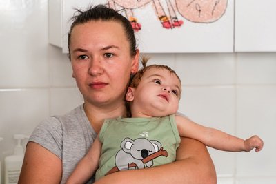 "Лікар сказав, що їхати більше нікуди". Після атаки на "Охматдит" медзакладі Дніпра лікують однорічну дитину "Лікар сказав, що їхати більше нікуди". Після атаки на "Охматдит" медзакладі Дніпра лікують однорічну дитину