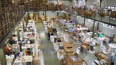 Майстрині створюють ялинкові іграшки Майстрині створюють ялинкові іграшки