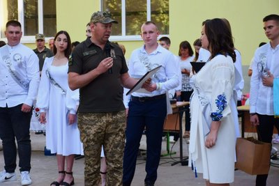 Випускники Чопської школи подарували прикордонникам два прилади нічного бачення Випускники Чопської школи подарували прикордонникам два прилади нічного бачення