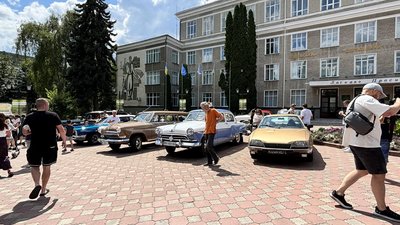 Автомобілі на фестивалі у Кам'янці Автомобілі на фестивалі у Кам'янці