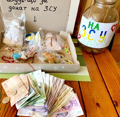 Стародавній український оберіг: житомирянка виготовляє ляльки-мотанки, сувенірні — продає та донатить на ЗСУ