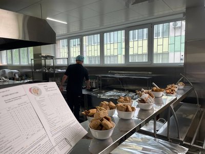 Шкільне меню за рецептами Клопотенка: у Києві шеф-кухар презентував збірник рецептів Шкільне меню за рецептами Клопотенка: у Києві шеф-кухар презентував збірник рецептів