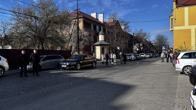 "Справи зачекають": як у Мукачеві проводять хвилину мовчання "Справи зачекають": як у Мукачеві проводять хвилину мовчання