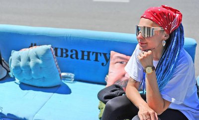 Диван на колесах, винахідник, Тернопільщина, червень 2024 Диван на колесах, винахідник, Тернопільщина, червень 2024