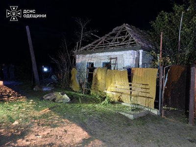 «Перший прийняв на себе удар»: як родина з Одещини відновлює будинок після атаки РФ «Перший прийняв на себе удар»: як родина з Одещини відновлює будинок після атаки РФ