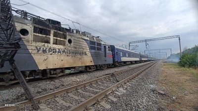 Майже 600 пасажирів евакуювали після атаки РФ на потяг на Одещині Майже 600 пасажирів евакуювали після атаки РФ на потяг на Одещині