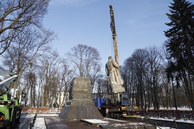 "Усе, поїхав". Репортаж з Маріїнського парку, де знесли Ватутіна "Усе, поїхав". Репортаж з Маріїнського парку, де знесли Ватутіна