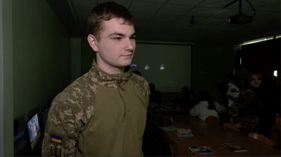 "Це ніколи не буде зайвим": як черкаські школярі вивчають "Захист України" "Це ніколи не буде зайвим": як черкаські школярі вивчають "Захист України"