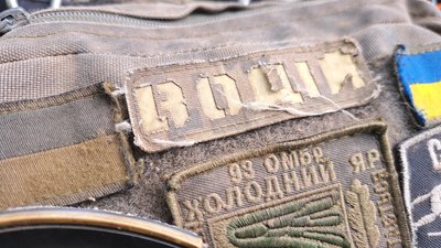 Військовослужбовець 93 окремої механізованої бригади Дмитро "Ратя" показує шеврони Донецька область 9 травня 2025 рік Військовослужбовець 93 окремої механізованої бригади Дмитро "Ратя" показує шеврони Донецька область 9 травня 2025 рік