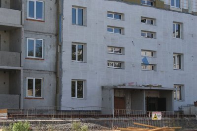Почали внутрішні роботи — в Умані на Черкащині відбудовують зруйнований ракетою будинок Почали внутрішні роботи — в Умані на Черкащині відбудовують зруйнований ракетою будинок