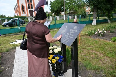 У селі на Черкащині відкрили меморіальні дошки на честь трьох полеглих захисників У селі на Черкащині відкрили меморіальні дошки на честь трьох полеглих захисників