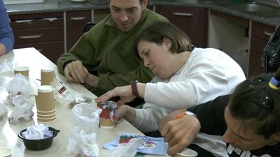 Із цукерок і побажань: у Вінниці підлітки з інвалідністю створили ялинку адвент-календар Із цукерок і побажань: у Вінниці підлітки з інвалідністю створили ялинку адвент-календар