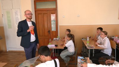 Костянтин Кравчук викладає образотворче мистецтво та інформатику у хмельницькій гімназії №22 імені Олега Ольжича Костянтин Кравчук викладає образотворче мистецтво та інформатику у хмельницькій гімназії №22 імені Олега Ольжича