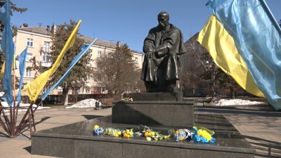 У Тернополі вшанували Тараса Шевченка з нагоди 212-ої річниці з дня його народження. Біля пам’ятника поету зібралися жителі міста, представники влади і духовенства. У Тернополі вшанували Тараса Шевченка з нагоди 212-ої річниці з дня його народження. Біля пам’ятника поету зібралися жителі міста, представники влади і духовенства.