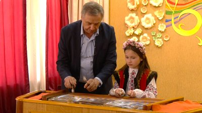 "Рідкісний інструмент": у Кропивницькому працює музична школа, де навчають грати на цимбалах "Рідкісний інструмент": у Кропивницькому працює музична школа, де навчають грати на цимбалах