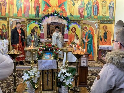 Більше сотні вірян прийшли освятити воду до Святотроїцької православної церкви в Ужгороді Більше сотні вірян прийшли освятити воду до Святотроїцької православної церкви в Ужгороді