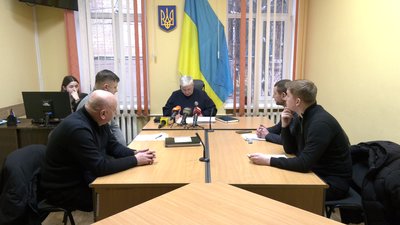 "Прийшли підтримати нашого "батька": тролейбусники погрожують страйком через суд проти керівника підприємства "Прийшли підтримати нашого "батька": тролейбусники погрожують страйком через суд проти керівника підприємства