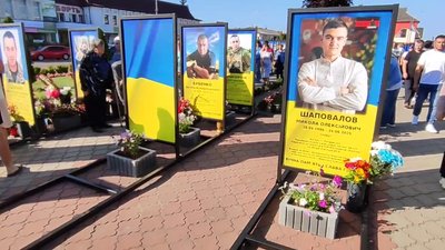 На Житомирщині родинам полеглих захисників вручили відзнаку "Герой Олевської громади" На Житомирщині родинам полеглих захисників вручили відзнаку "Герой Олевської громади"