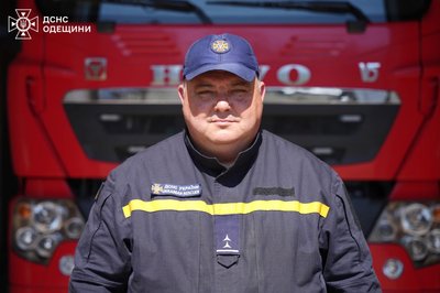 Двоє одеських рятувальників отримали державну нагороду за допомогу під час ракетних ударів Двоє одеських рятувальників отримали державну нагороду за допомогу під час ракетних ударів