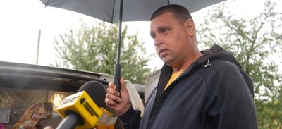 “Я спеціально газету виписав, щоб їздили”: як працює пересувне відділення “Укрпошти” на прикордонні Сумщини “Я спеціально газету виписав, щоб їздили”: як працює пересувне відділення “Укрпошти” на прикордонні Сумщини