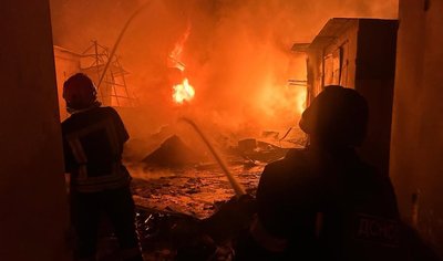 До гасіння пожежі залучалися 45 рятувальників та 8 одиниць пожежно-рятувальної техніки До гасіння пожежі залучалися 45 рятувальників та 8 одиниць пожежно-рятувальної техніки