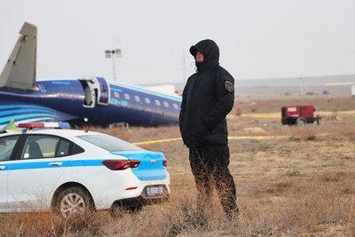 На місці авіатрощі пасажирського літака "Азербайджанських авіаліній" поблизу міста Актау у Казахстані, 27 грудня 2024 року На місці авіатрощі пасажирського літака "Азербайджанських авіаліній" поблизу міста Актау у Казахстані, 27 грудня 2024 року