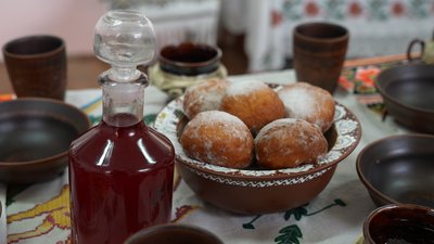 Святковий стіл, пампухи, село Різдвяни, Івано-Франківщина Святковий стіл, пампухи, село Різдвяни, Івано-Франківщина