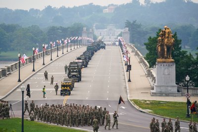 У США в день народження Трампа відбувся військовий парад. Він супроводжувався протестами по країні