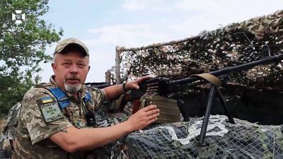 Прикордонник "Баркас" демонструє кулемет Калашникова модернізований Прикордонник "Баркас" демонструє кулемет Калашникова модернізований