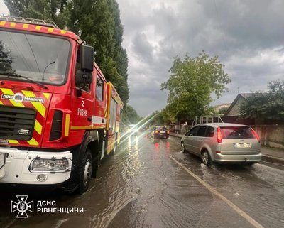 Негода на Рівненщині: підтоплені будинки і двори, працюють рятувальники Негода на Рівненщині: підтоплені будинки і двори, працюють рятувальники