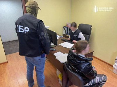 У Харкові засудили експоліцейську, яка під час окупації Ізюма, перейшла на бік РФ У Харкові засудили експоліцейську, яка під час окупації Ізюма, перейшла на бік РФ
