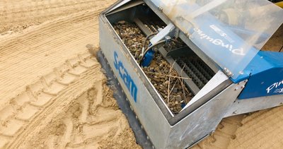Комунальники очищують пісок на хмельницькому пляжі: що залишають після себе відпочивальники Комунальники очищують пісок на хмельницькому пляжі: що залишають після себе відпочивальники