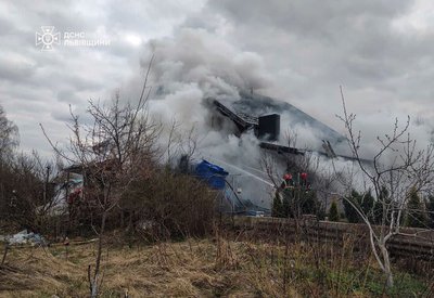 Вогонь із дровітні перекинувся на будинок: у Солонці загасили пожежу Вогонь із дровітні перекинувся на будинок: у Солонці загасили пожежу