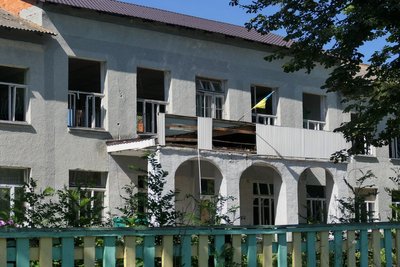 "Будинок затрясся, дах піднявся і назад сів". В селі Марчихина Буда на Сумщині вибух пошкодив два десятки будинків "Будинок затрясся, дах піднявся і назад сів". В селі Марчихина Буда на Сумщині вибух пошкодив два десятки будинків