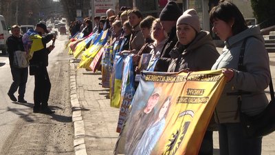 Люди провели мовчазну акцію вздовж вулиці Кам'янецька Люди провели мовчазну акцію вздовж вулиці Кам'янецька